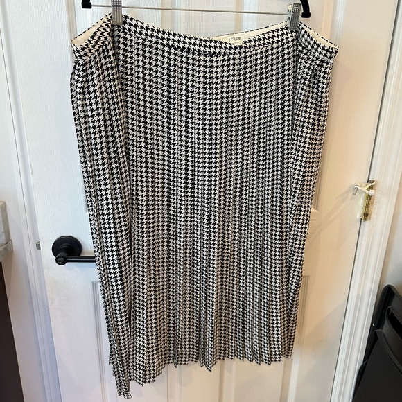 J. Crew Dresses & Skirts - NWOT Classic Black and White Houndstooth Skirt